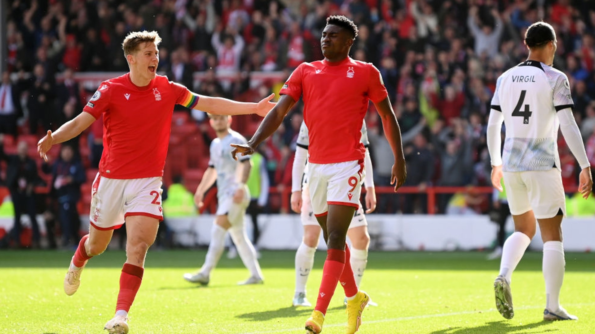 引顶尖球员 引顶尖球员